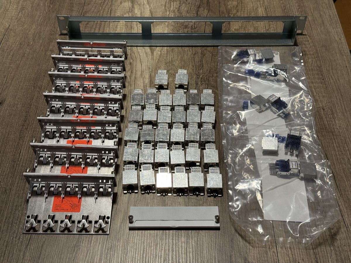 Racks & Cavalletti: Patch Panel 15 Port Cat. 6 6A inklusive Zubehör – Usato da Klingnau venduto da Cola_Vanille 2