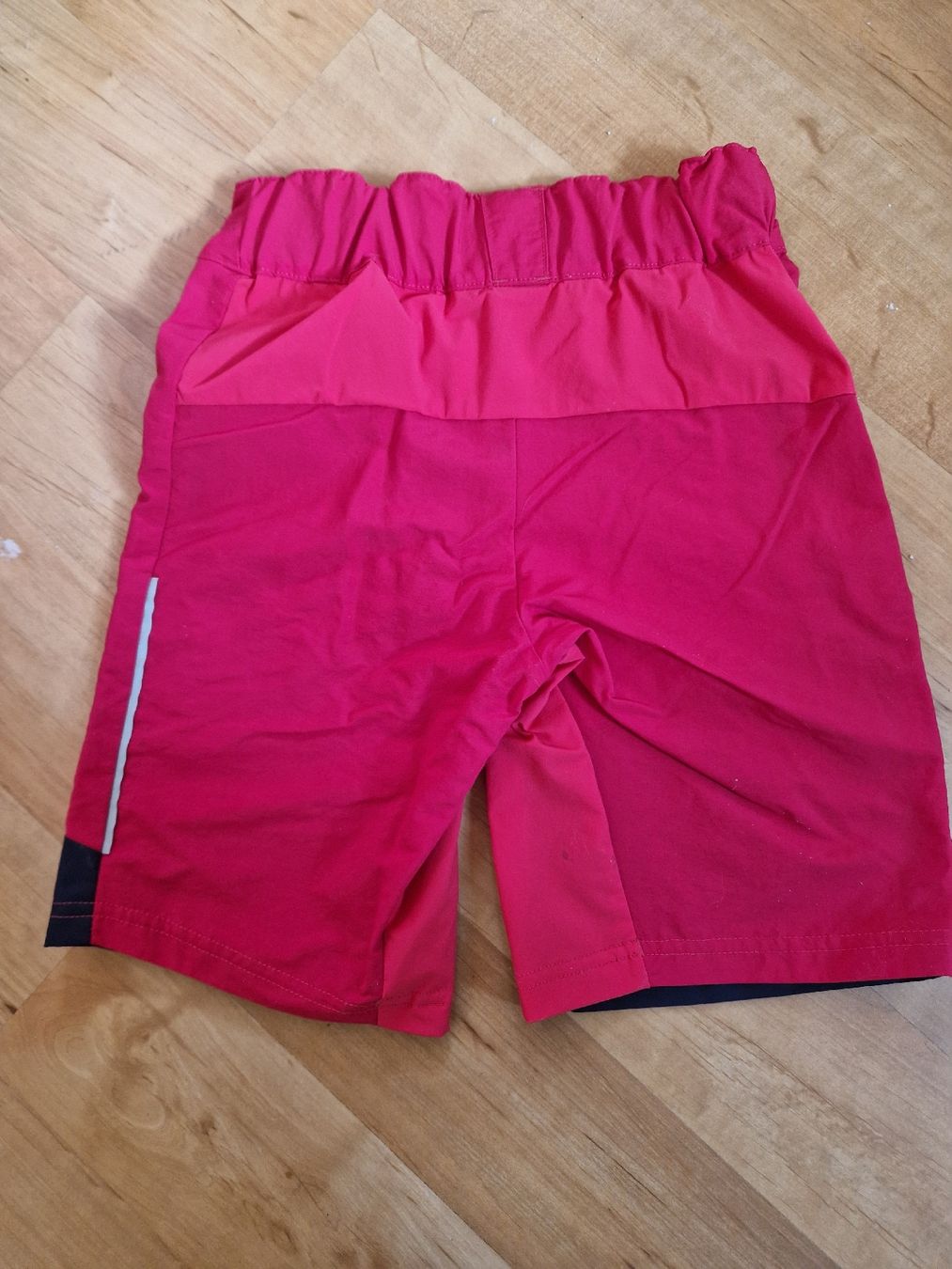 Vaude Pantaloni: Robuste Kinder Shorts Gr. 110/116, rot-schwarz – Nuovo (secondo la descrizione) da Weggis venduto da Oswadan 1