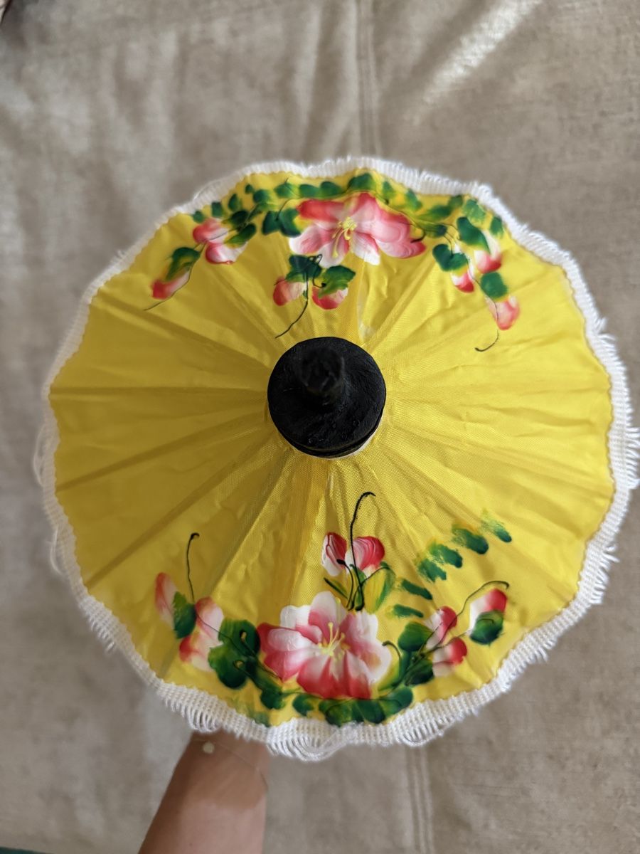 Tutte le decorazioni: Mini parasol jaune peint à la main avec fleurs – Nuovo (secondo la descrizione) da Lausanne venduto da Stephaniesdressing 3