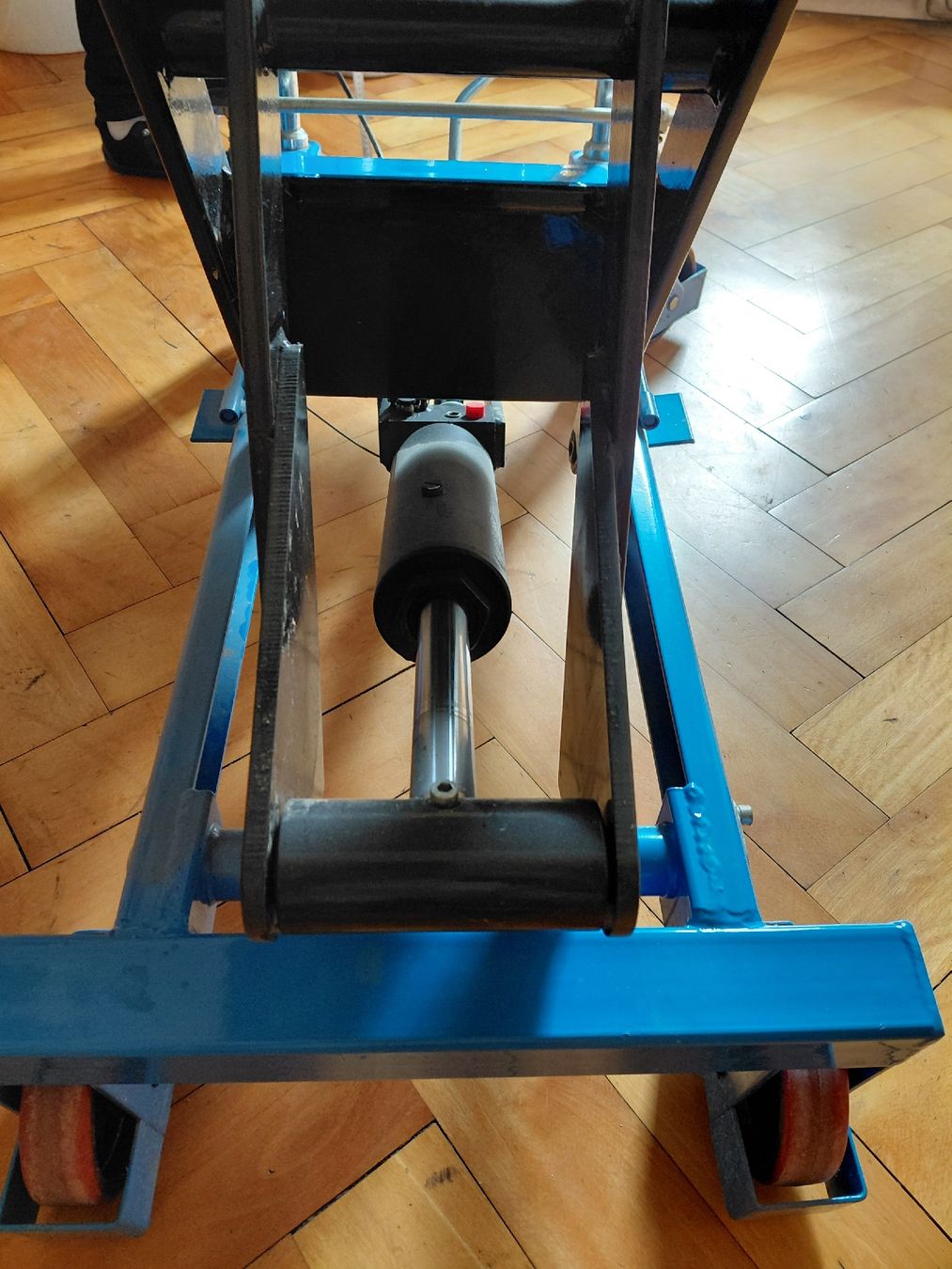 Hub & Switch: Scheren-Hubwagen, Tragkraft 800 kg – Usato da Nidau venduto da Philipp2560 3