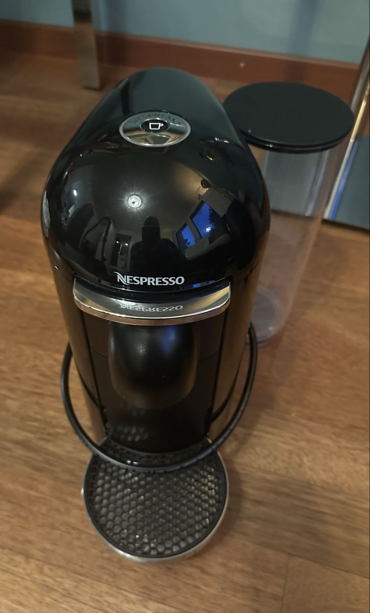 Nespresso Macchine per caffè & Macchine per espresso: Nespresso Vertuo Kapselmaschine – Usato da Dübendorf venduto da Shineforyou