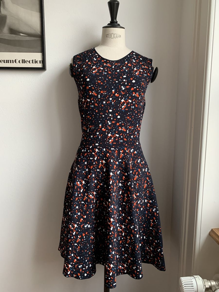 Akris Vestiti: AKRIS: Herrlich gemustertes blaues Kleid, 36 – Nuovo (secondo la descrizione) da Luzern venduto da designluzern