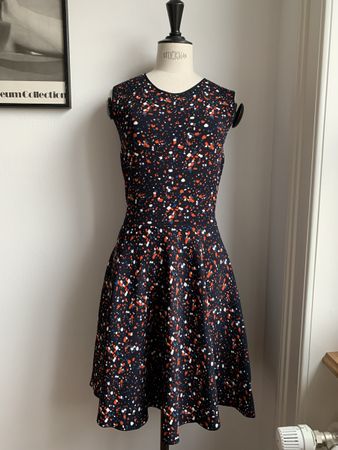 AKRIS: Herrlich gemustertes blaues Kleid, 36