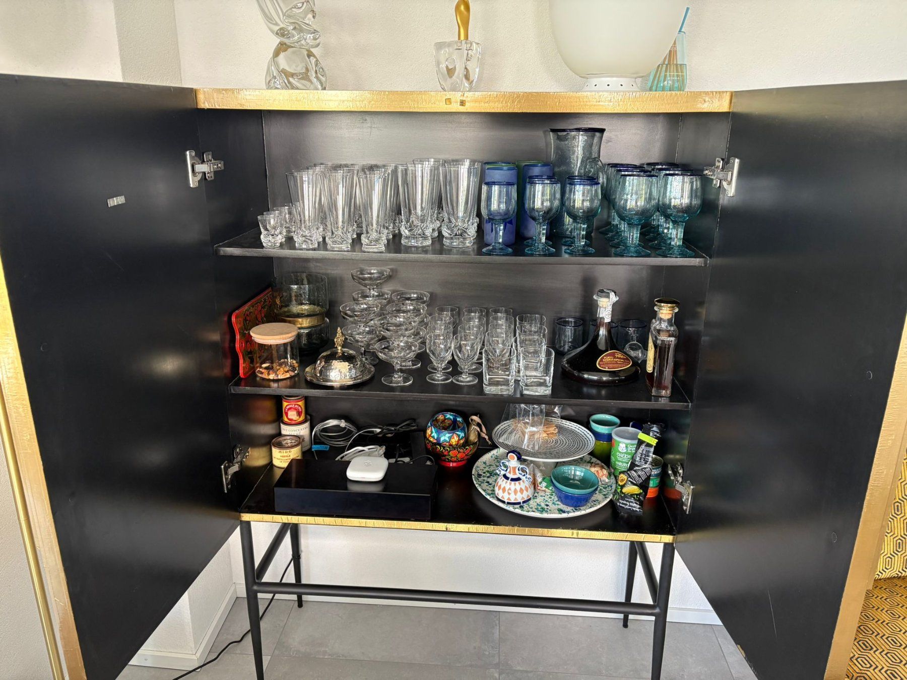 Büffets: Meuble 2 portes – Gebraucht aus Le Mont-Pèlerin von val_mv8j 1