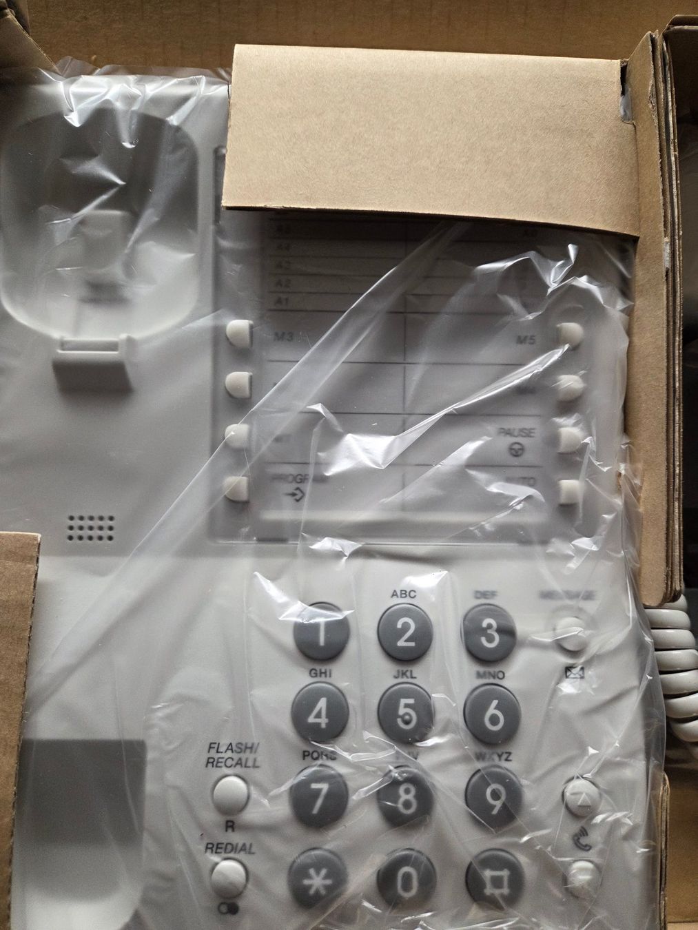 Panasonic Telefoni: 8 Telefone Panasonic KX-T7710NE weiss – Nuovo e nell'imballaggio originale da St. Gallen venduto da Razoon77 1
