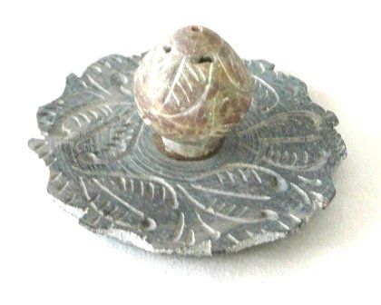 Candele: Räucherstäbchenhalter - Lotusknospe – Nuovo e nell'imballaggio originale da Mauren venduto da Yeelen