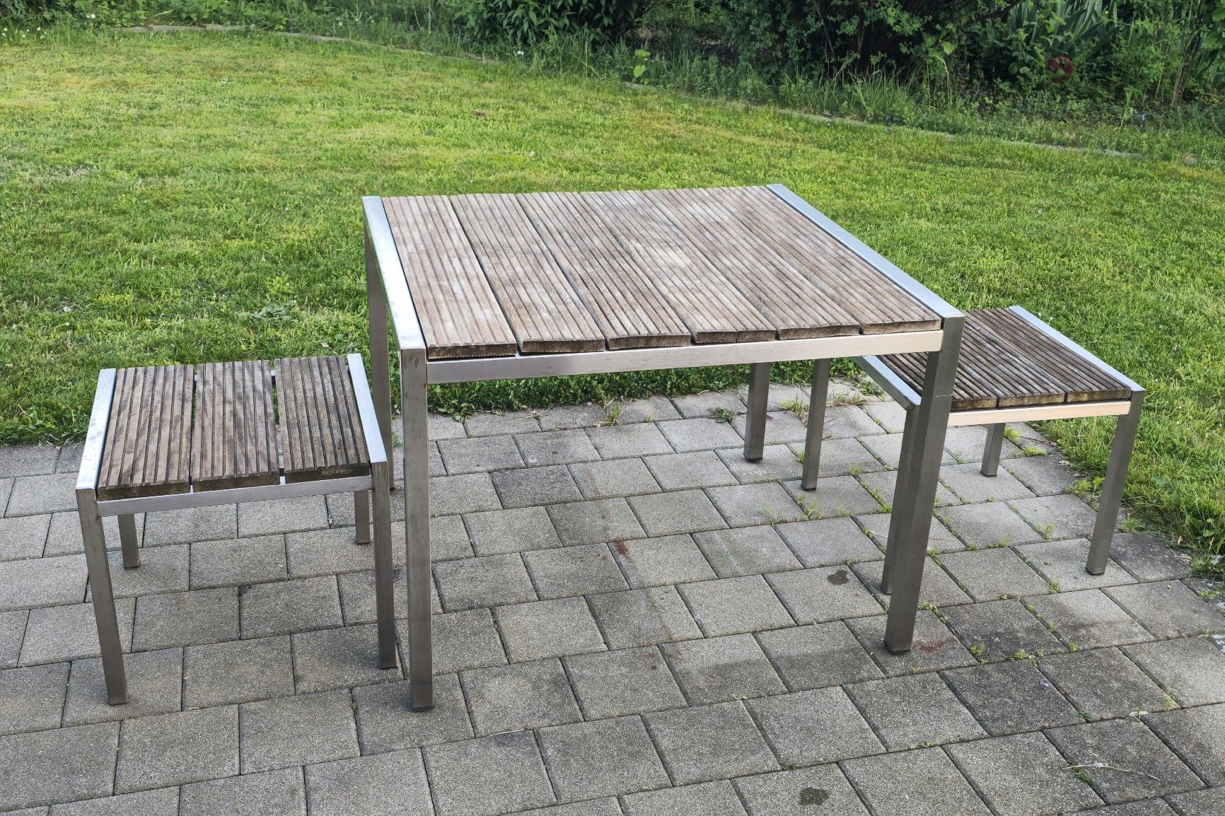 Tavoli: Gartentisch Holz / Edelstahl mit 2 Hocker – Usato da Etzgen venduto da VierRingeA6