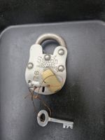 Antikes Vorhängeschloss mit 2 Schlüssel