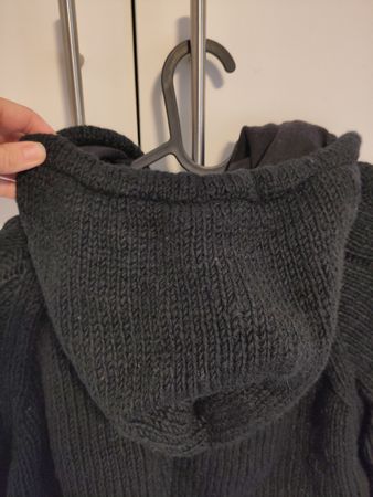 Warme Strickjacke aus Nepal, 100% Wolle, Kapuze, Gr. M/L