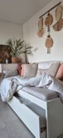 Ausziehbett mit Kopfteil. Nur Holzgestell verkäuflich.