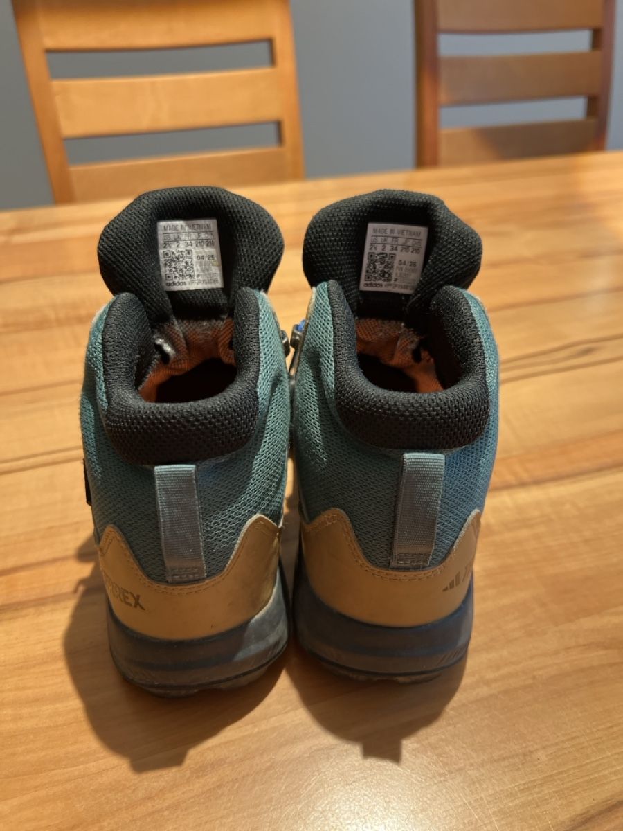 Herrenschuhe: Kinder Wanderschuhe Adidas Terrex Gore-Tex Grösse 34 – Gebraucht aus Riehen von silberfiessli 2