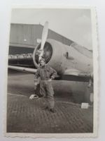 Altes Foto Pilot mit Flugzeug und Hangar guter Zustand RA