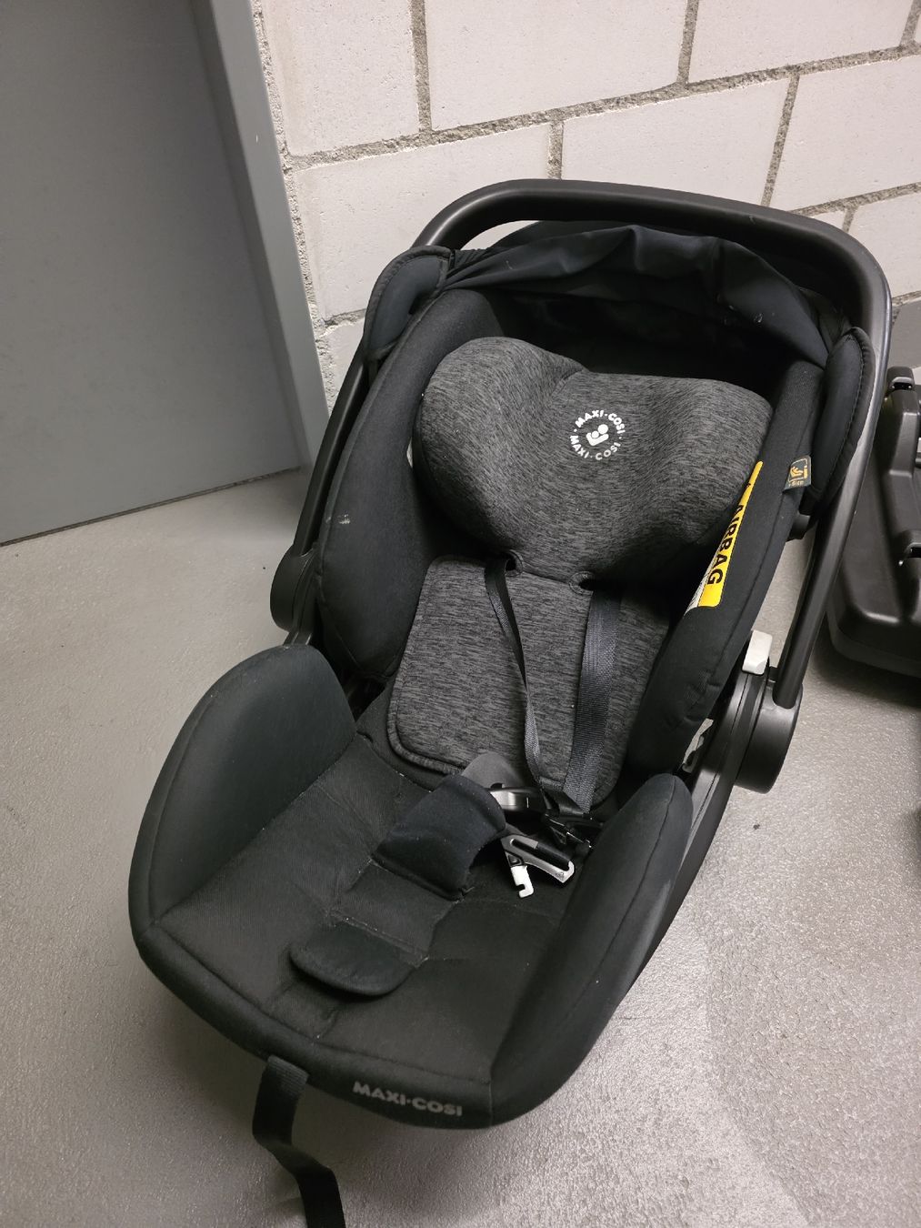 Maxi-Cosi Seggiolini per auto: Maxi Cosi Babyschale mit Isofix Station – Usato da Reiden venduto da Suat92 1