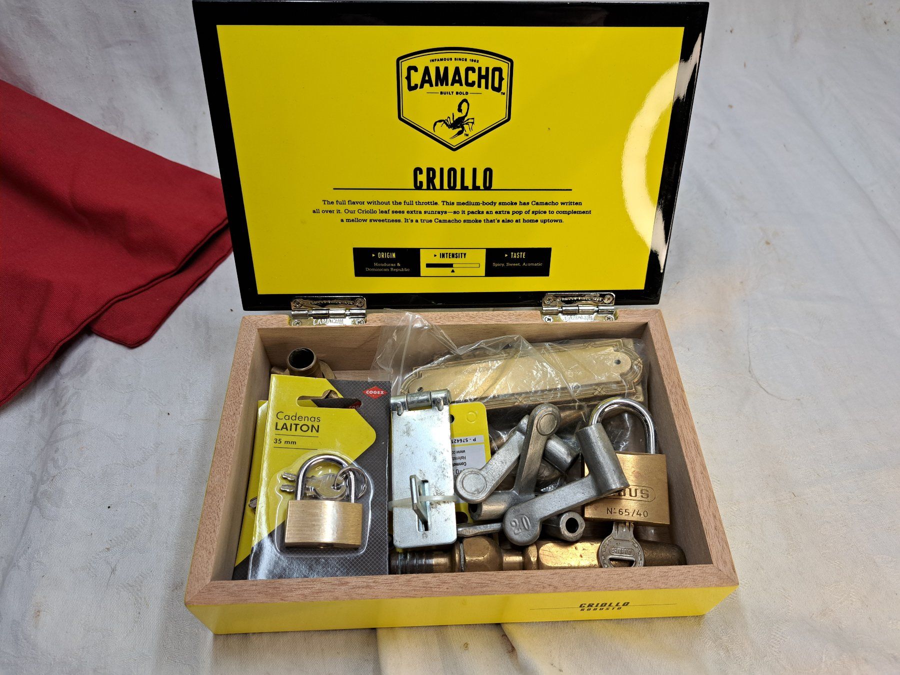 Lucchetti: ANCIENNE POIGNEE CADENAS DIVERS – Usato da couvet venduto da carlin01
