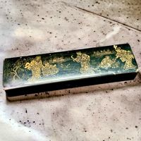 Plumier Napoleon III carton bouilli laqué scène japonisante