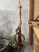 Antikes Spinnrad aus Holz mit Wolle gebrauchter Zustand
