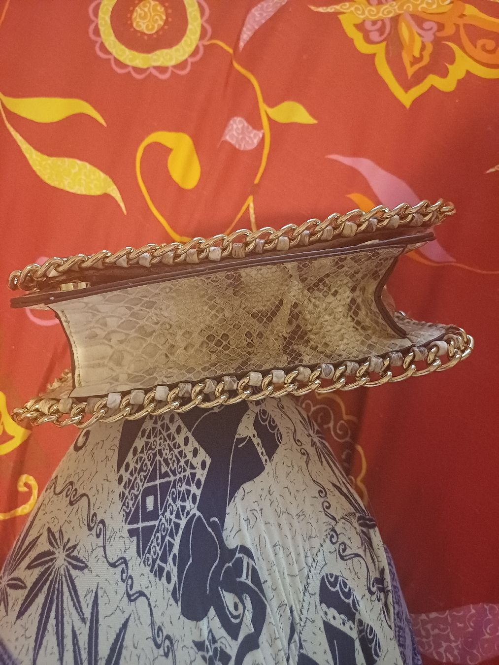 Guess Taschen für Damen: Guess Handtasche Schlangenmuster Kette Goldfarben – Gebraucht aus Ostermundigen von Loulilou86 2