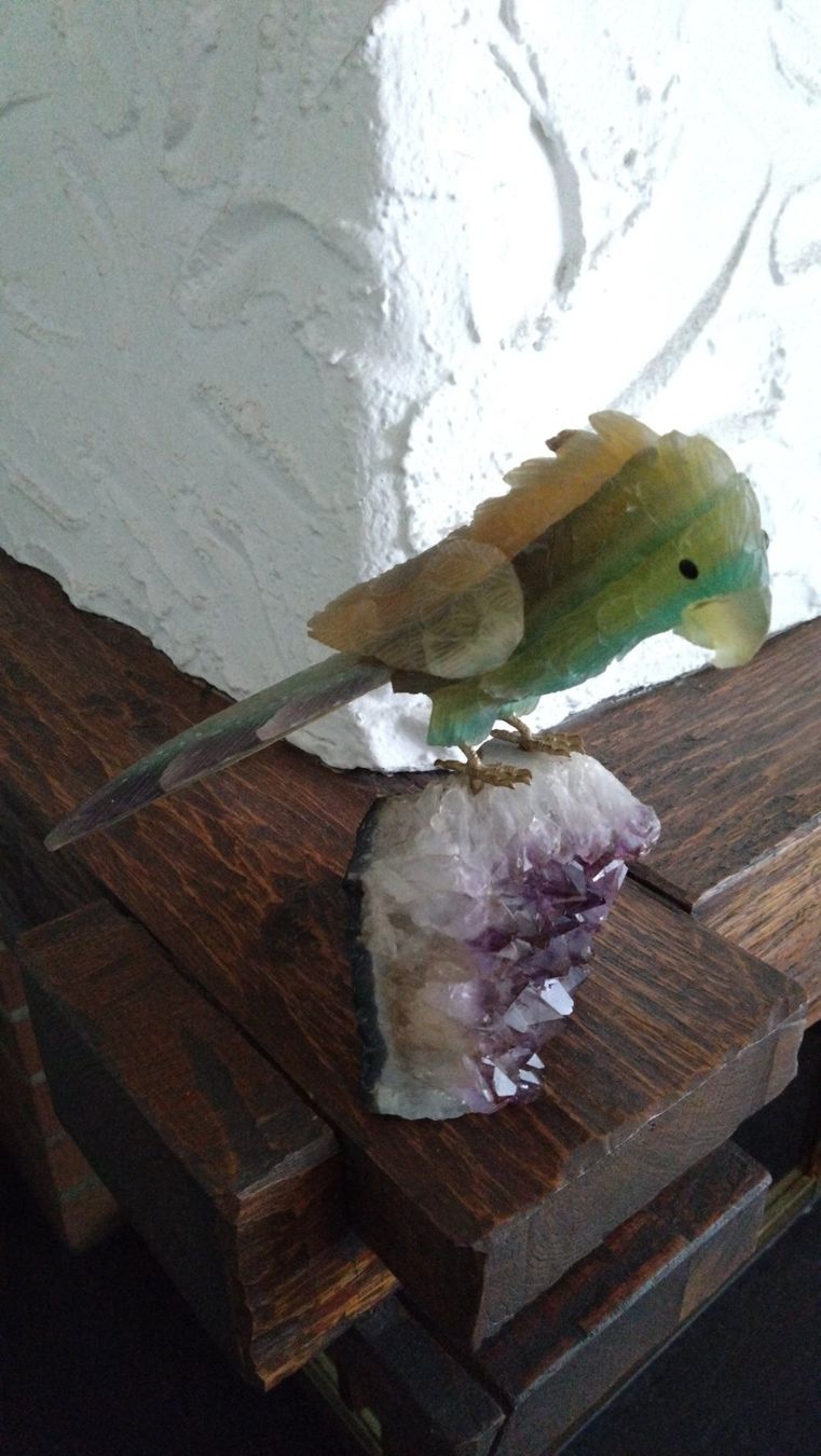 Figuren: Papagei aus Fluorith auf Amethyst – Gebraucht aus Lustdorf von Wymi71 1