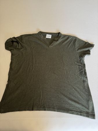Clayton Herren T-Shirt V-Ausschnitt Grösse M Olivgrün guter
