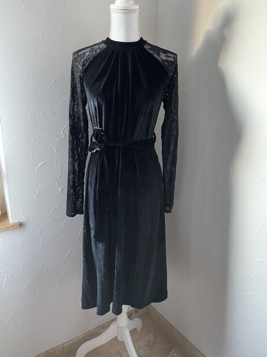 Shein Vestiti: Elastisches Samtkleid mit Spitzenärmeln XS – Nuovo (secondo la descrizione) da Dietikon venduto da Nieselchen