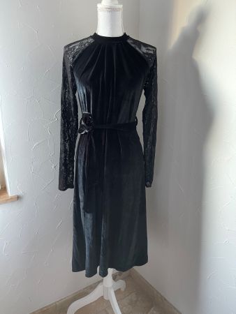Elastisches Samtkleid mit Spitzenärmeln XS