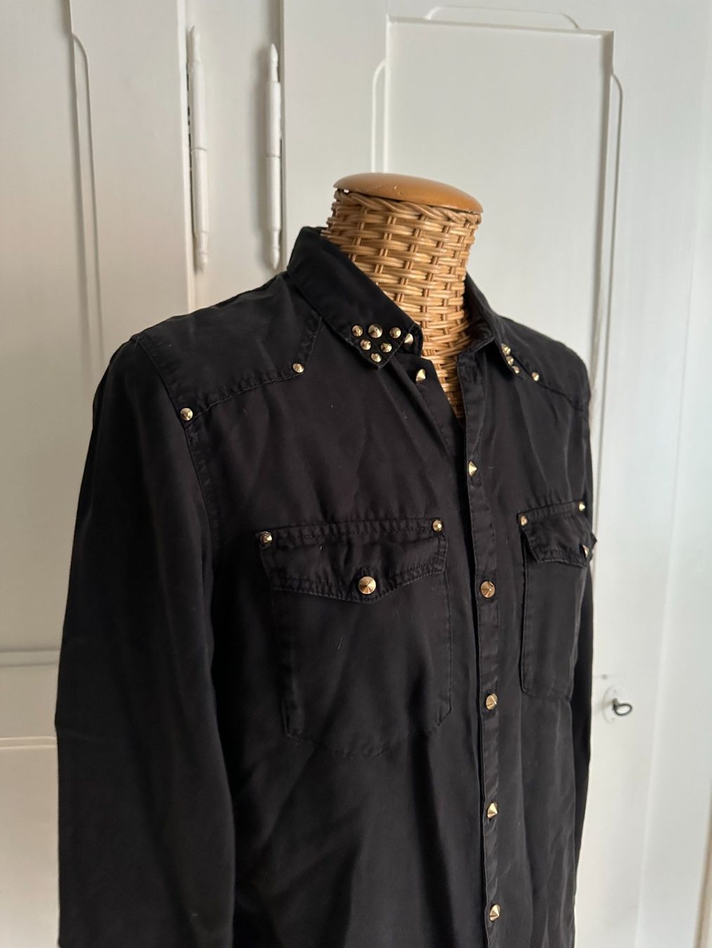 H&M Blusen: Bluse schwarz mit Nieten 34 – Gebraucht aus Zürich von Diazaio 1