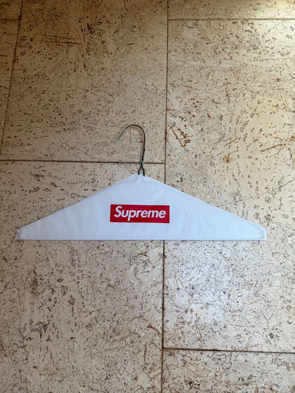 Appendiabiti: Supreme Kleiderbügel – Nuovo (secondo la descrizione) da Worb venduto da le_castor