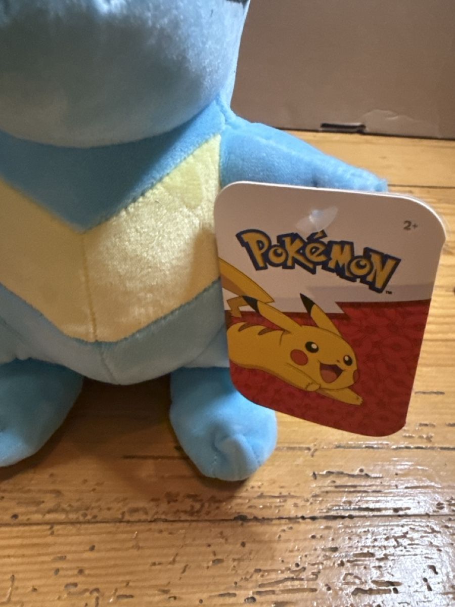 Pokémon Jouets: Pokemon Karnimani Plüschtier  – Neuf avec emballage d'origine à Root par Golddiggerfranky 1