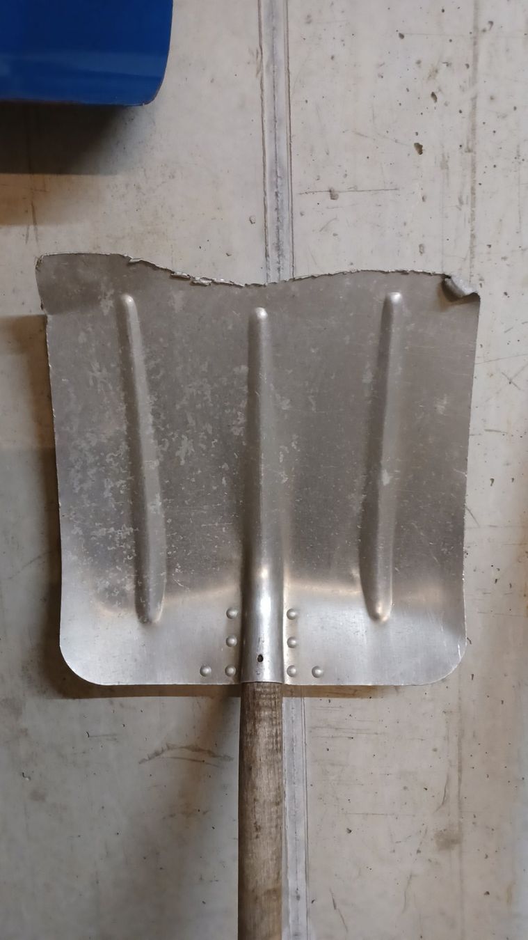 Tous les outils: 5 Schneeschaufel – D'occasion à Rüfenacht BE par zur_2s9l 3