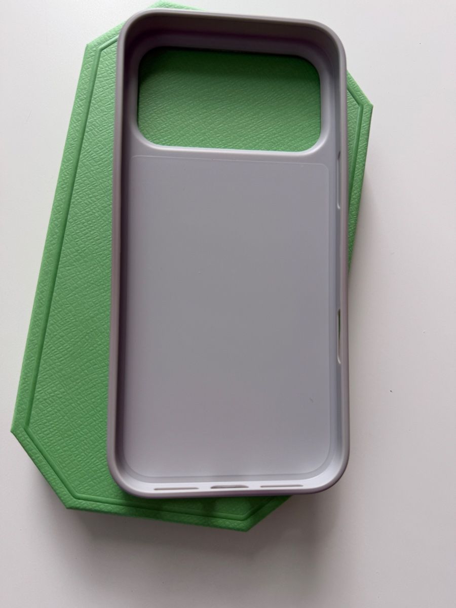 Swarovski Coques & Protection écran: Swarovski iPhone 17 Pro Max Case Grey Glitter mit OVP – D'occasion à Therwil par as_good_as_new 3
