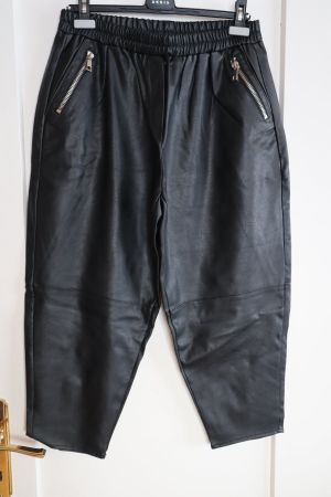 Kunstleder Hose, Gr. 42, schwarz, locker geschnitten