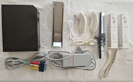 Schwarze Nintendo Wii inkl. 12 Spielen + 2 Kontroller