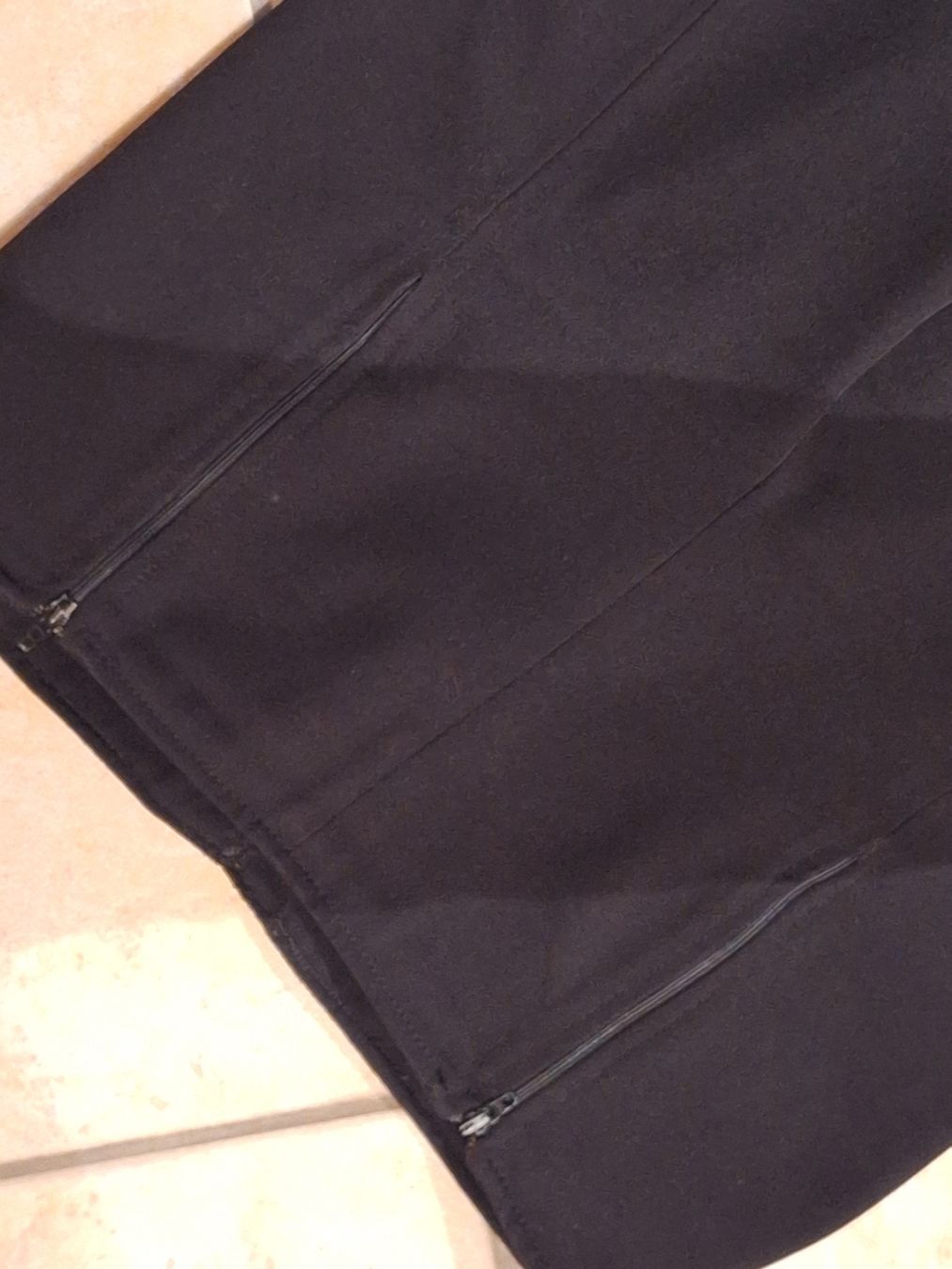 Pantaloni: Hose mit Satineffekt tiefschwarz – Usato da Rheinfelden venduto da Cleopatra2000 1