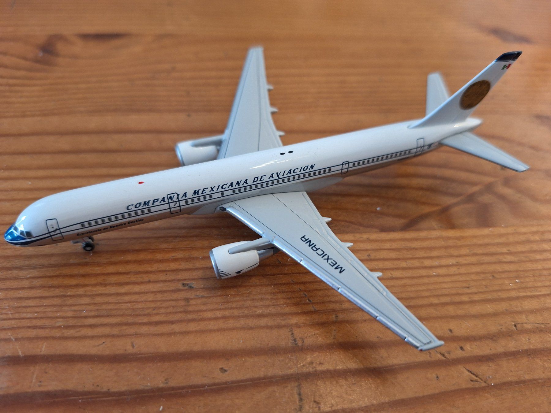 Boeing Modellbausätze & Standmodelle: Mexicana Boeing 757-2Q8 1:400 – Gebraucht aus Sargans von nicsam1815 1