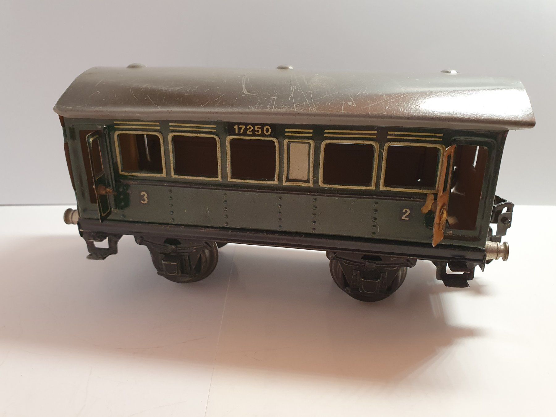 Märklin Modelleisenbahnen: Märklin /  Blech Tinplate /   Spur 0 / Sitzwagen 2. Klasse – Gebraucht aus Zürich von BLS58MA 5
