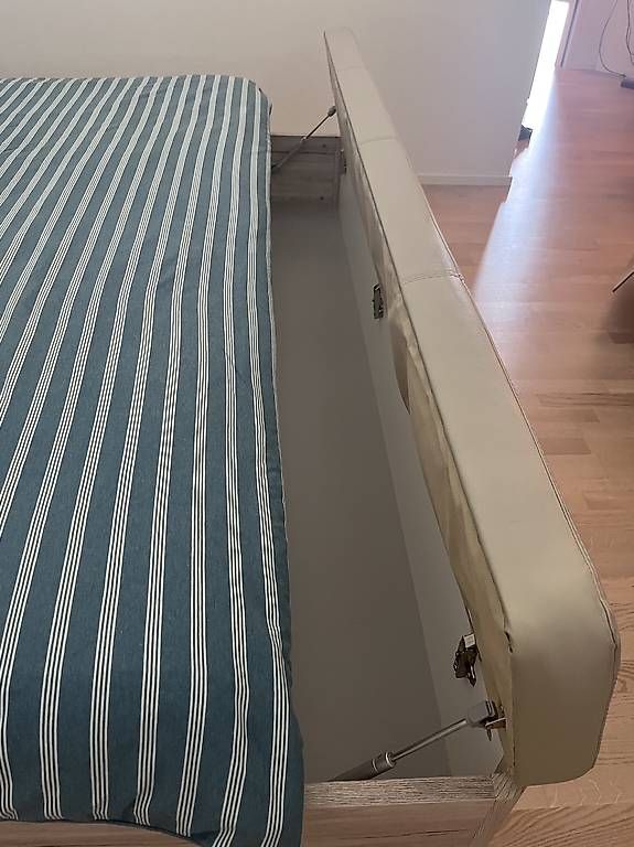Letti: Schwebebett mit int. Nachttischen & Beleuchtung – Usato da Liestal venduto da Sed_r65z 3