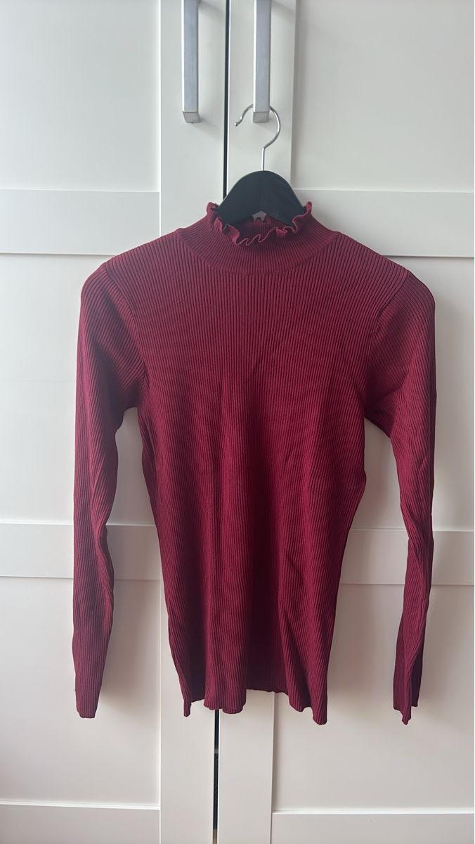 Pulls & Sweat-shirts: Rollkragenpullover Rippenmuster Weinrot Grösse L – D'occasion à Nänikon par Caro8989