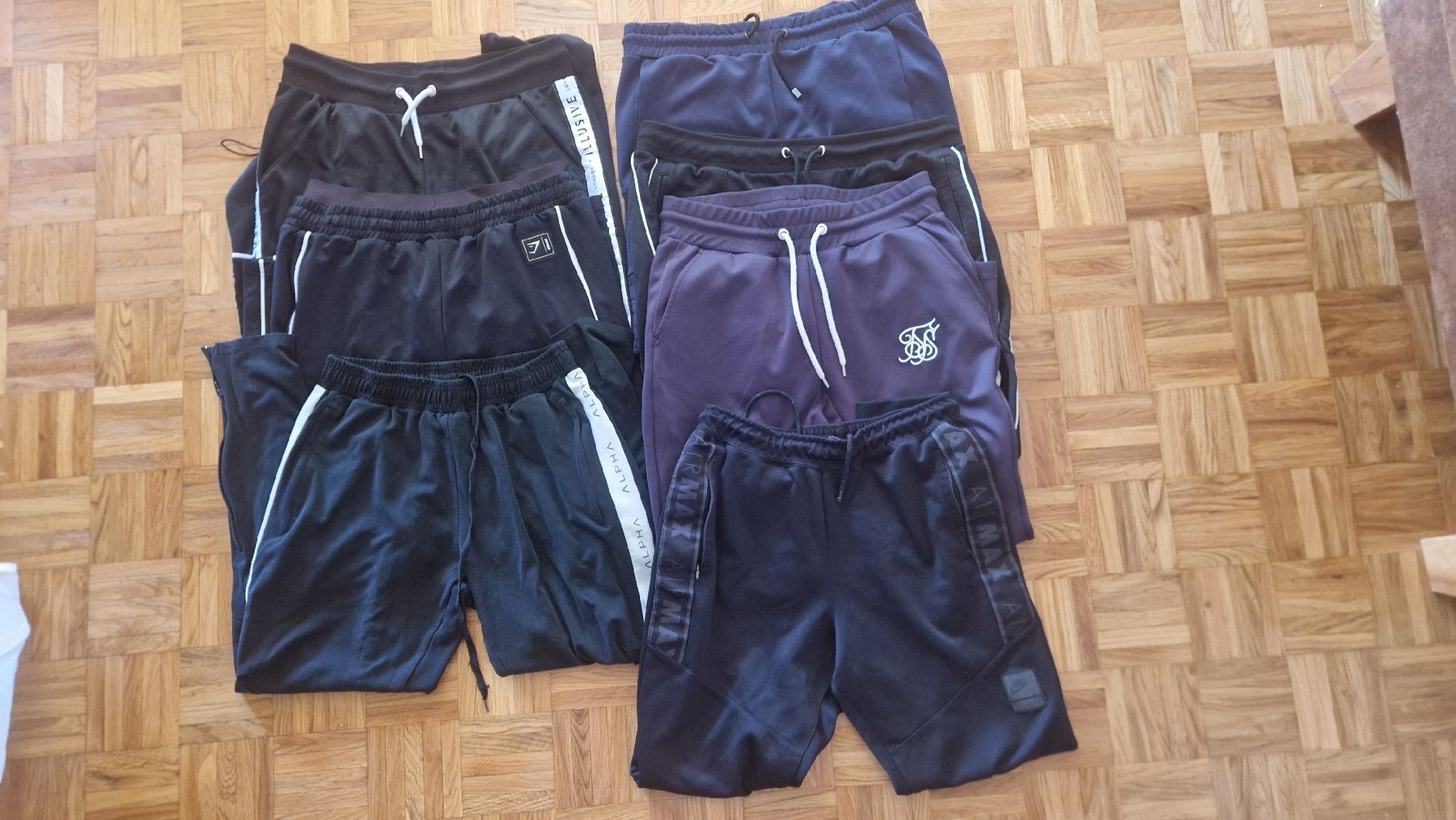 Lotti di vestiti: 7 trainers taille L  – Usato da Tolochenaz venduto da Romadom