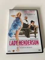 Lady Henderson präsentiert