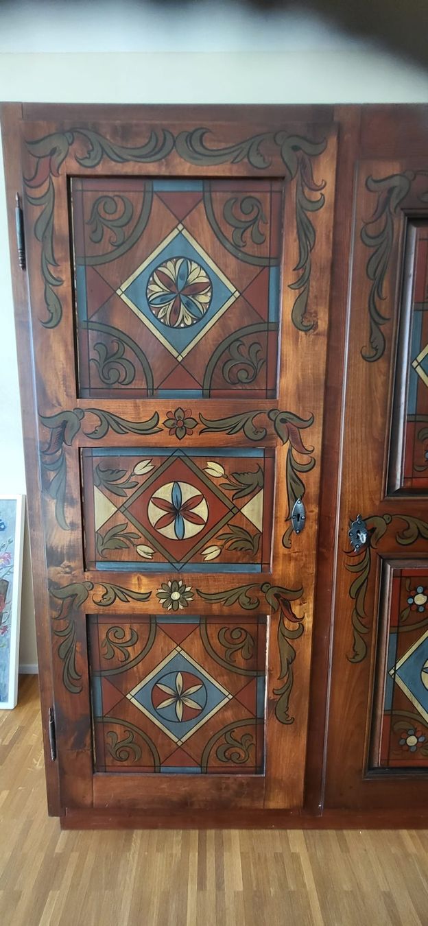 Armadi: Wunderschöner Bauernschrank bemalt Atelier Rogenmoser – Usato da Röschenz venduto da Bravo1234 2
