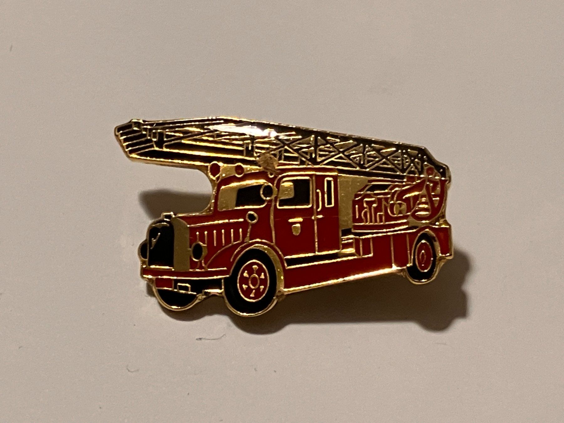 Placchette & Badge: 1 Pin Feuerwehr Auto Drehleiter – Usato da Basel venduto da djwwpp