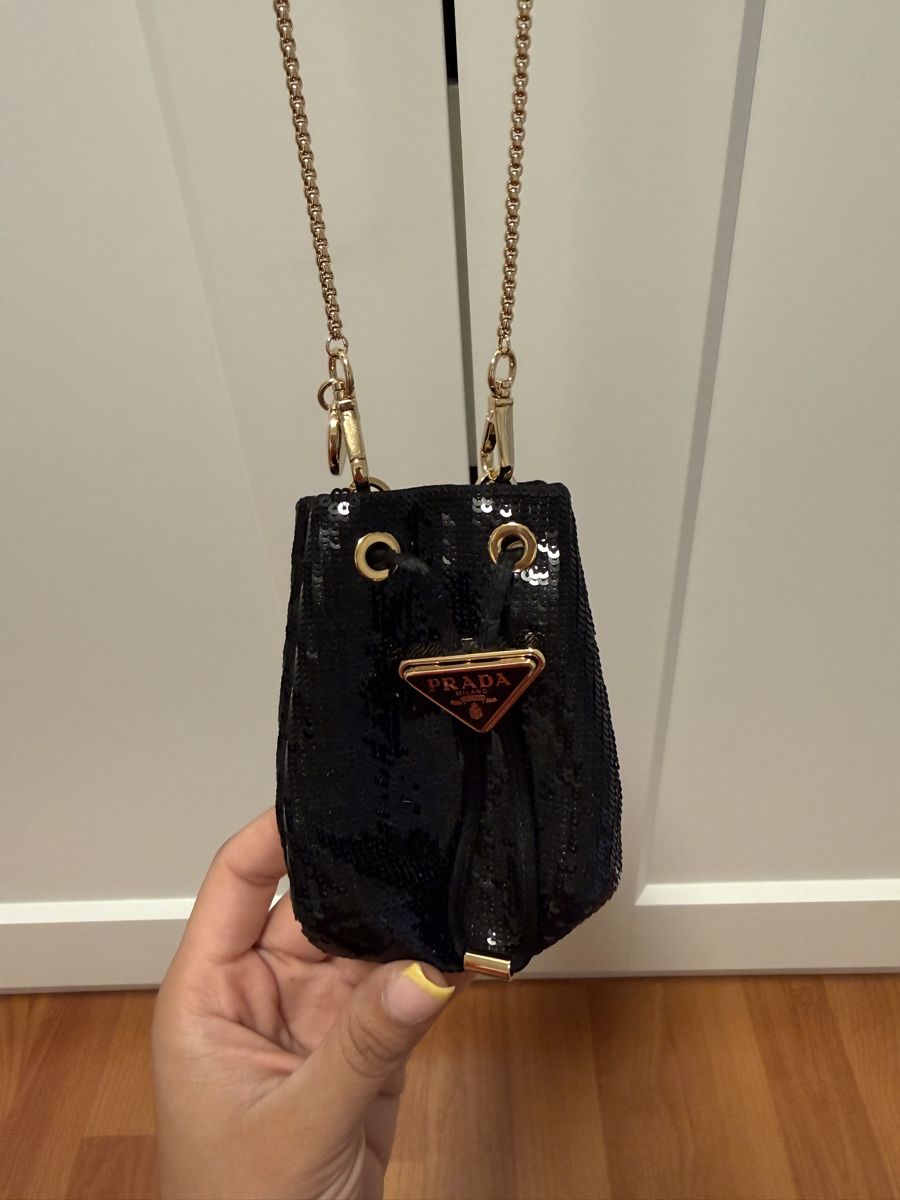 Prada Sacs femmes: Prada Pailletten Mini Bucket Bag Schwarz – D'occasion à Lohn-Ammannsegg par aemu12 3