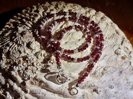 Halskette mit Granat und 925 Silber Perlen