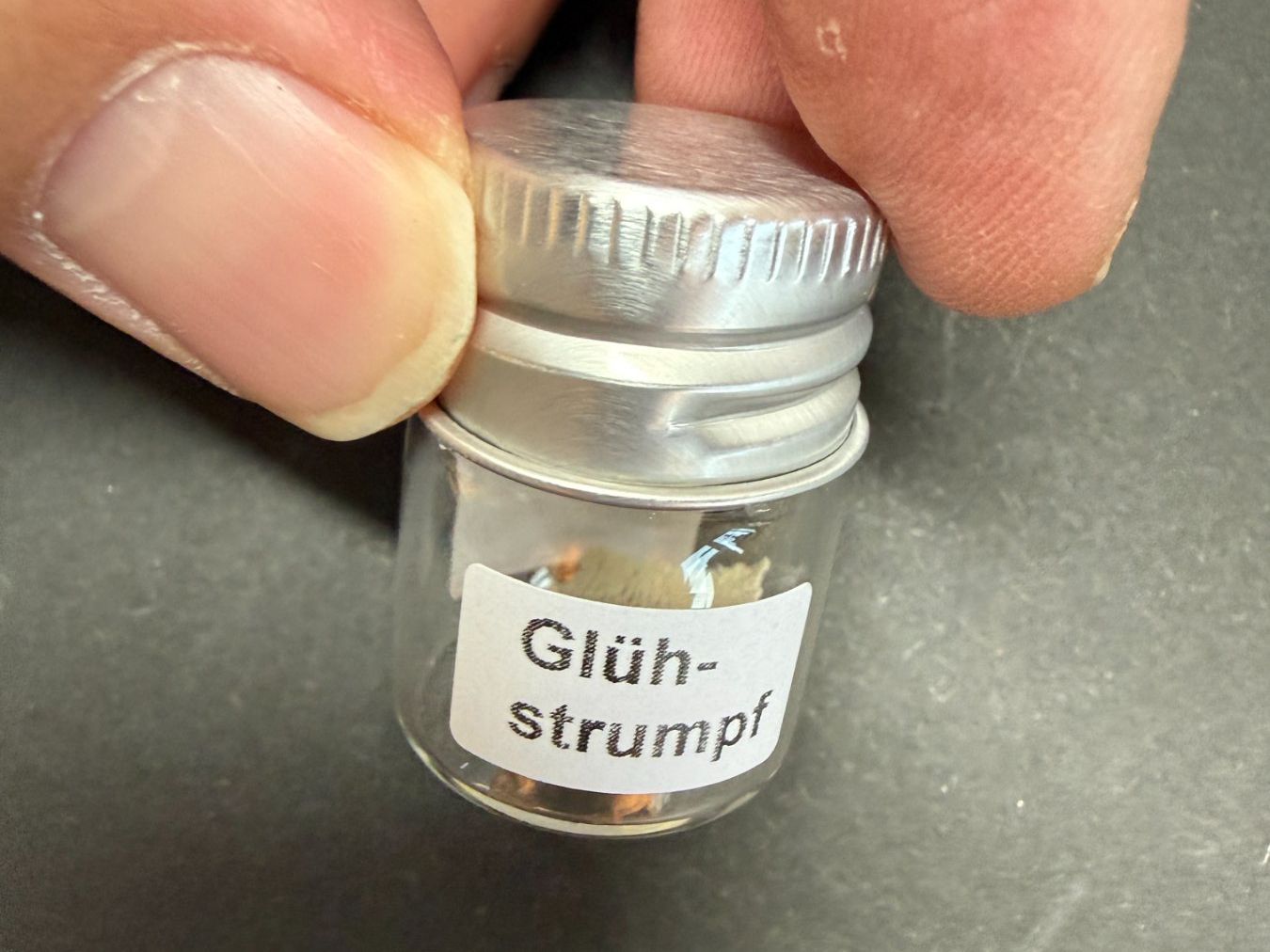 Lampen: Thorium Elementprobe, Stück eines alten Glühstrumpfes – Gebraucht aus Lützelflüh-Goldb von Elementis