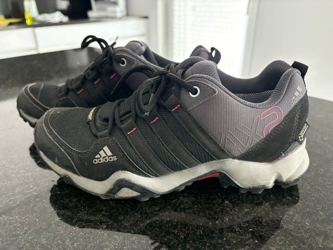 Scarpe da donna: Sportschuhe – Usato da Jonschwil venduto da Dr.MeganHunt 1