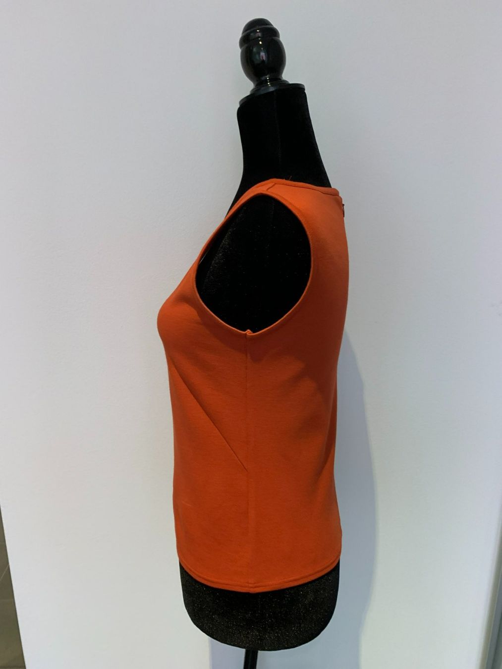 Akris Top: AKRIS: Exklusives oranges Top mit V-Ausschnitt, 36 – Nuovo (secondo la descrizione) da Luzern venduto da paulablue 3