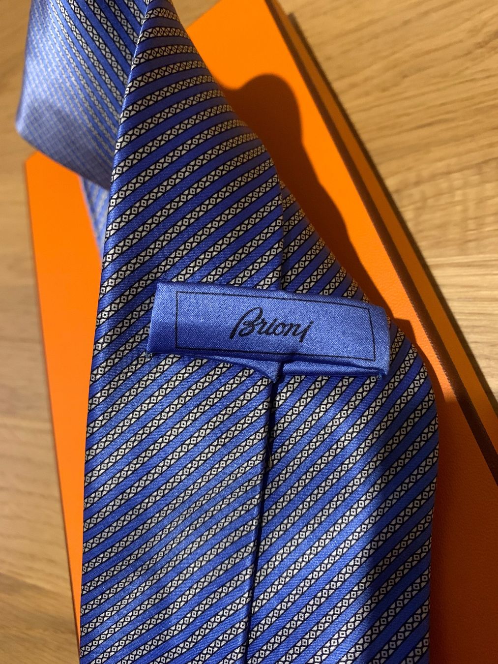 Brioni Cravatte: Original Brioni Krawatte in blau – Usato da Winterthur venduto da Compiorg 1
