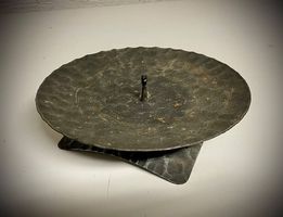 Handgeschmiedeter Kerzenhalter aus Metall