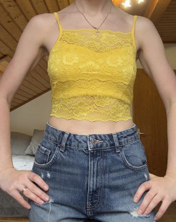 Top crop jaune en dentelle – taille M