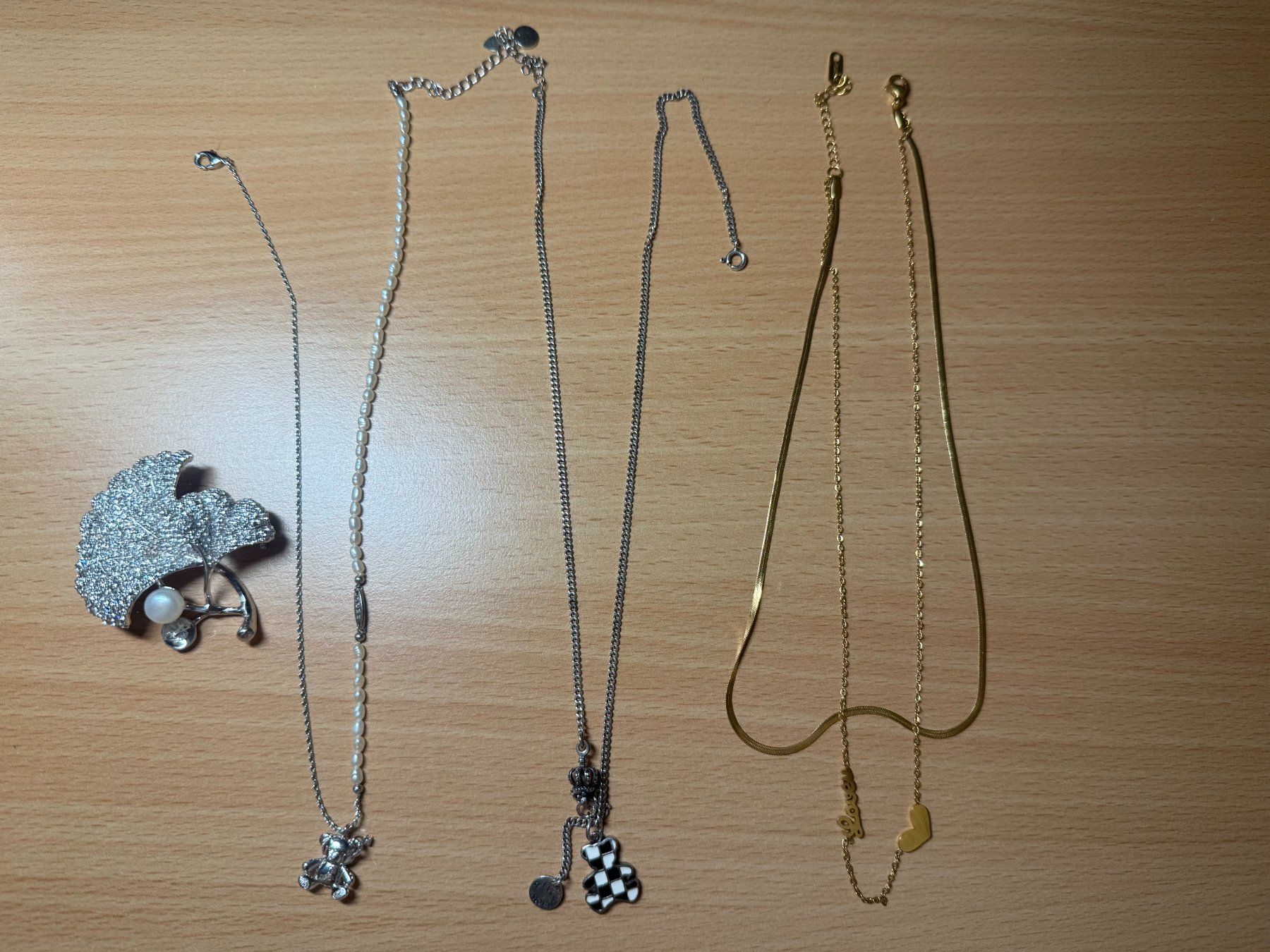 Ketten: A set of necklaces – Gebraucht aus Russikon von Moc_r7pn